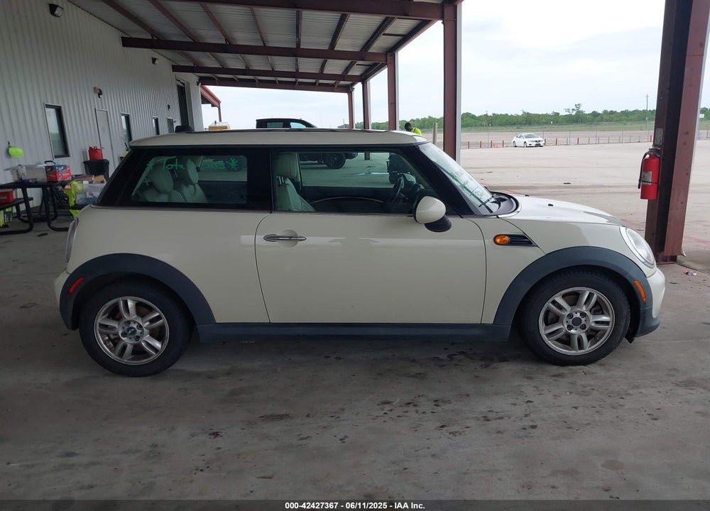 2011 MINI COOPER VIN: WMWSU3C52BT091664