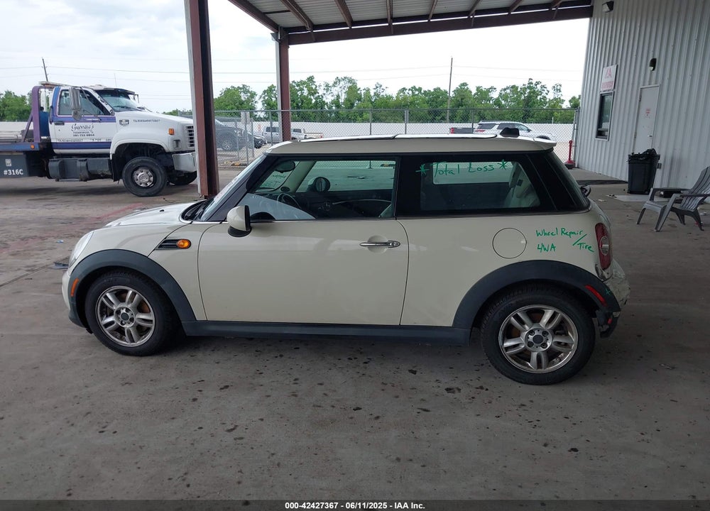 2011 MINI COOPER VIN: WMWSU3C52BT091664