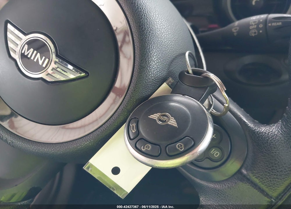 2011 MINI COOPER VIN: WMWSU3C52BT091664