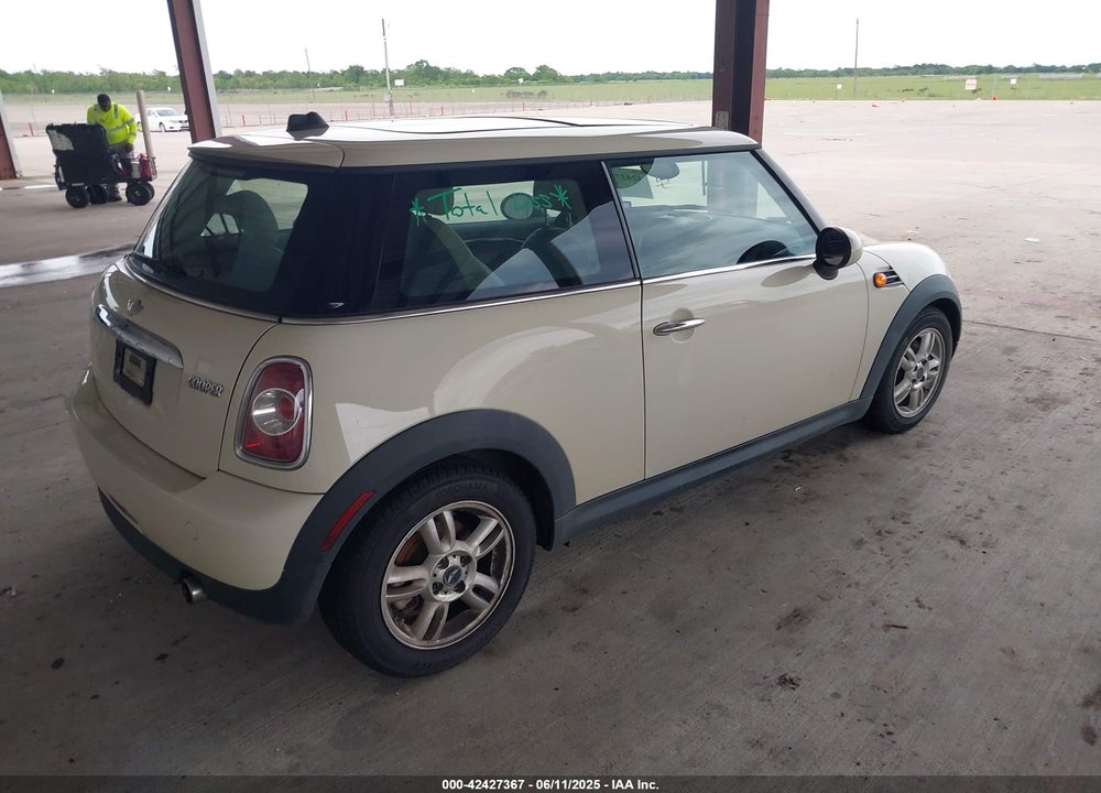 2011 MINI COOPER VIN: WMWSU3C52BT091664