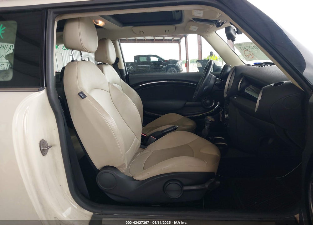 2011 MINI COOPER VIN: WMWSU3C52BT091664