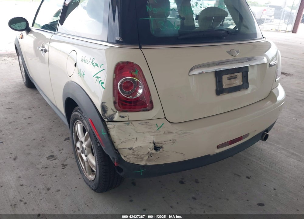 2011 MINI COOPER VIN: WMWSU3C52BT091664
