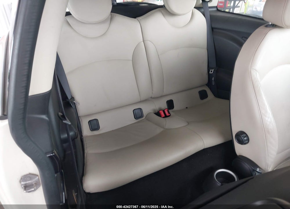 2011 MINI COOPER VIN: WMWSU3C52BT091664