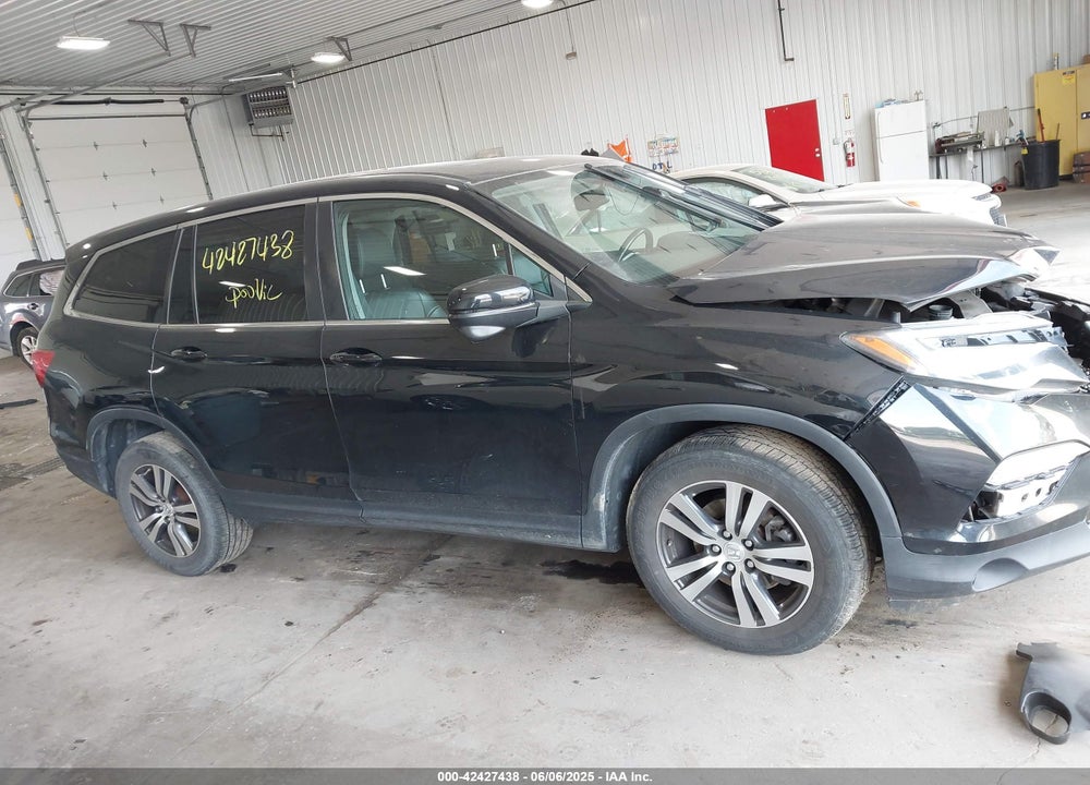2017 HONDA PILOT VIN: 5FNYF6H53HB033625