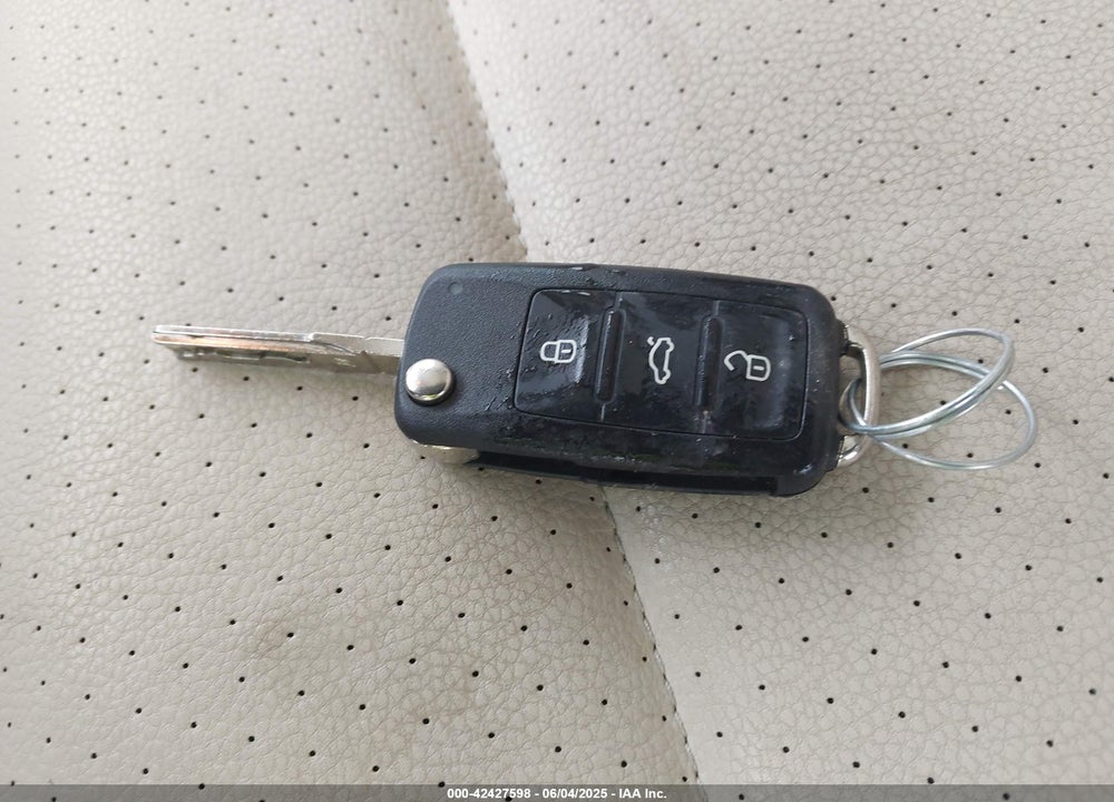 2011 VOLKSWAGEN TIGUAN VIN: WVGBV7AX7BW503311