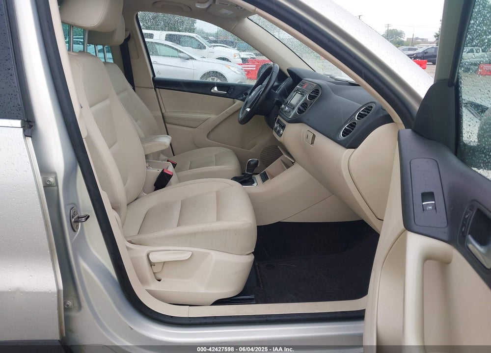 2011 VOLKSWAGEN TIGUAN VIN: WVGBV7AX7BW503311