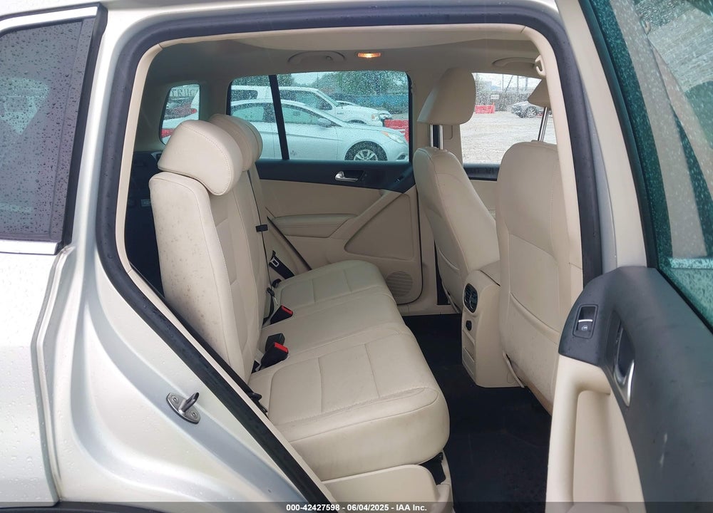 2011 VOLKSWAGEN TIGUAN VIN: WVGBV7AX7BW503311
