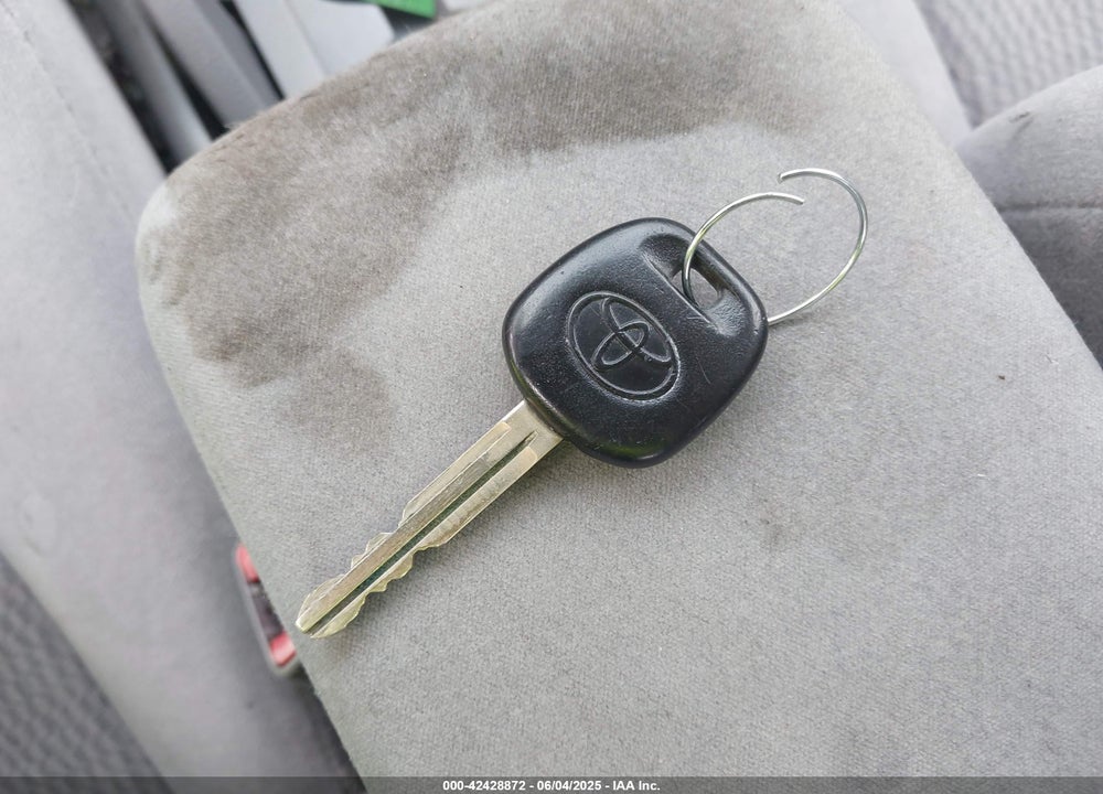2005 TOYOTA COROLLA LE VIN: JTDBR32E952053607