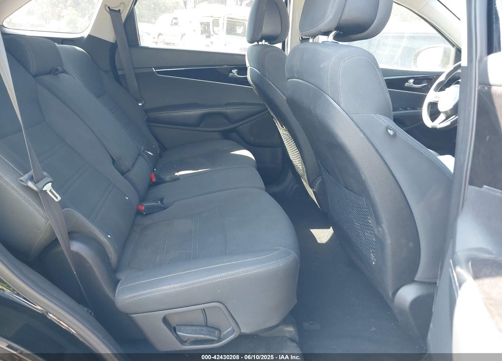 2016 KIA SORENTO VIN: 5XYPG4A34GG020427