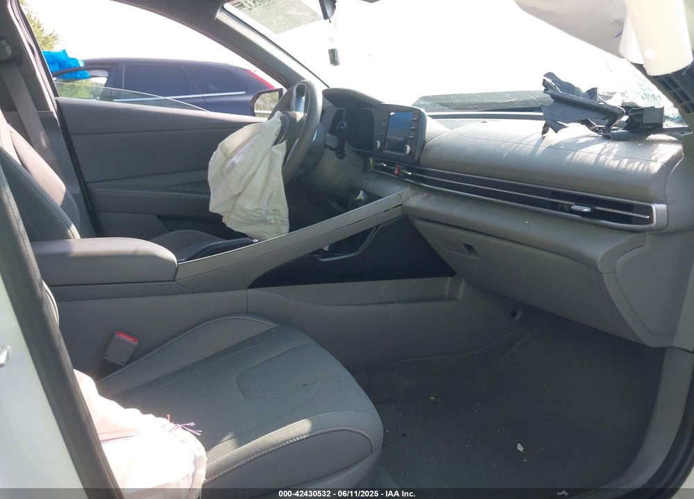 2022 HYUNDAI ELANTRA VIN: 5NPLM4AG5NH081026