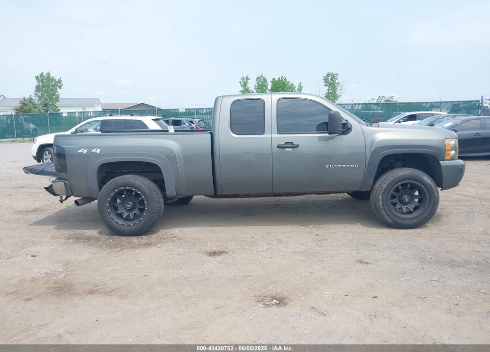 2011 CHEVROLET SILVERADO 1500 LT VIN: 1GCRKSE35BZ105695