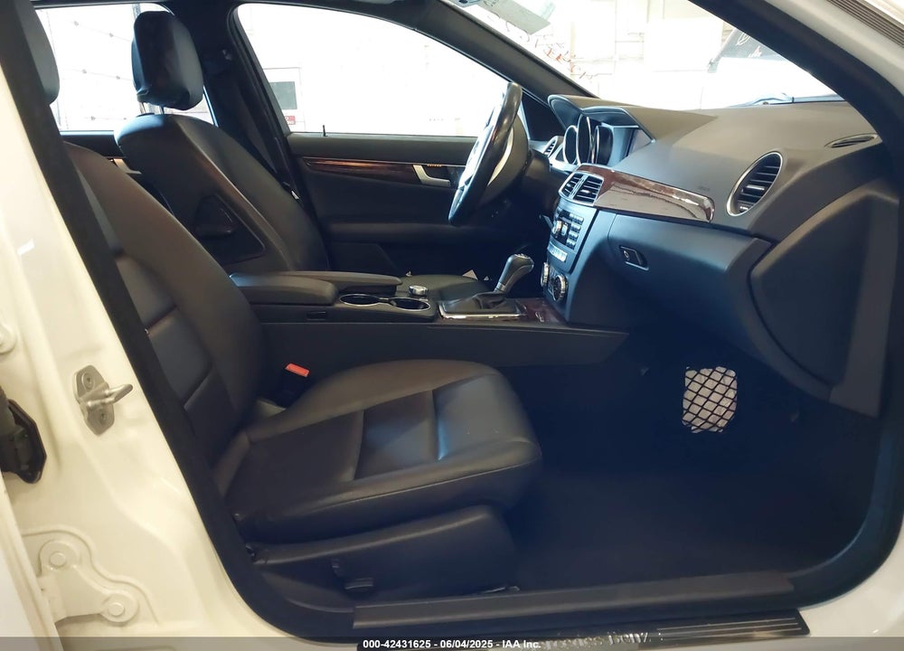2014 MERCEDES-BENZ C CLASS VIN: WDDGF4HB9ER303135