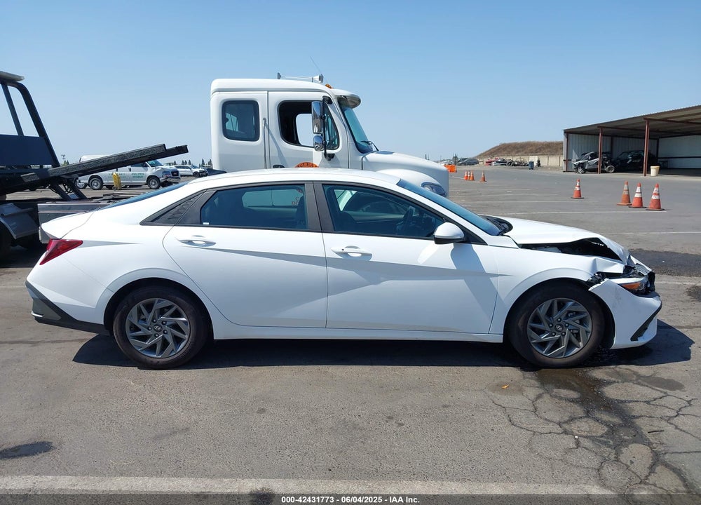 2024 HYUNDAI ELANTRA VIN: KMHLM4DG5RU640383