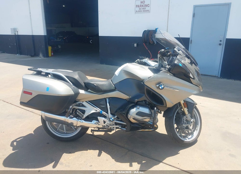 2016 BMW R1200 RT VIN: WB10A1307GZ194334