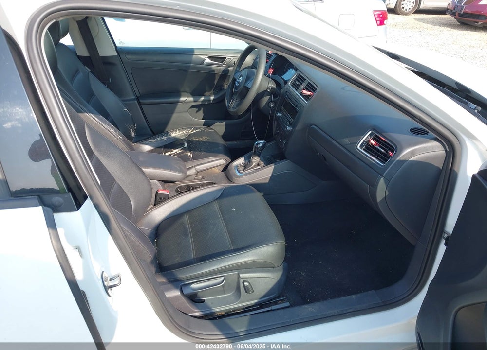 2014 VOLKSWAGEN JETTA VIN: 3VWD17AJ2EM415210