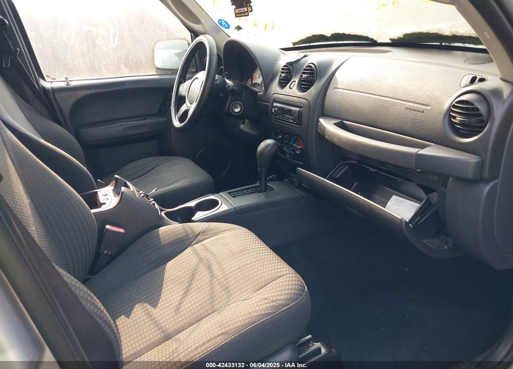 2004 JEEP LIBERTY VIN: 1J4GL48K14W303532