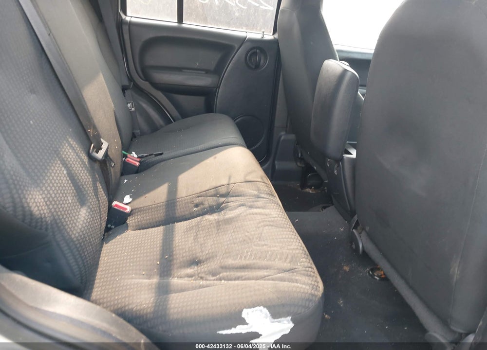 2004 JEEP LIBERTY VIN: 1J4GL48K14W303532