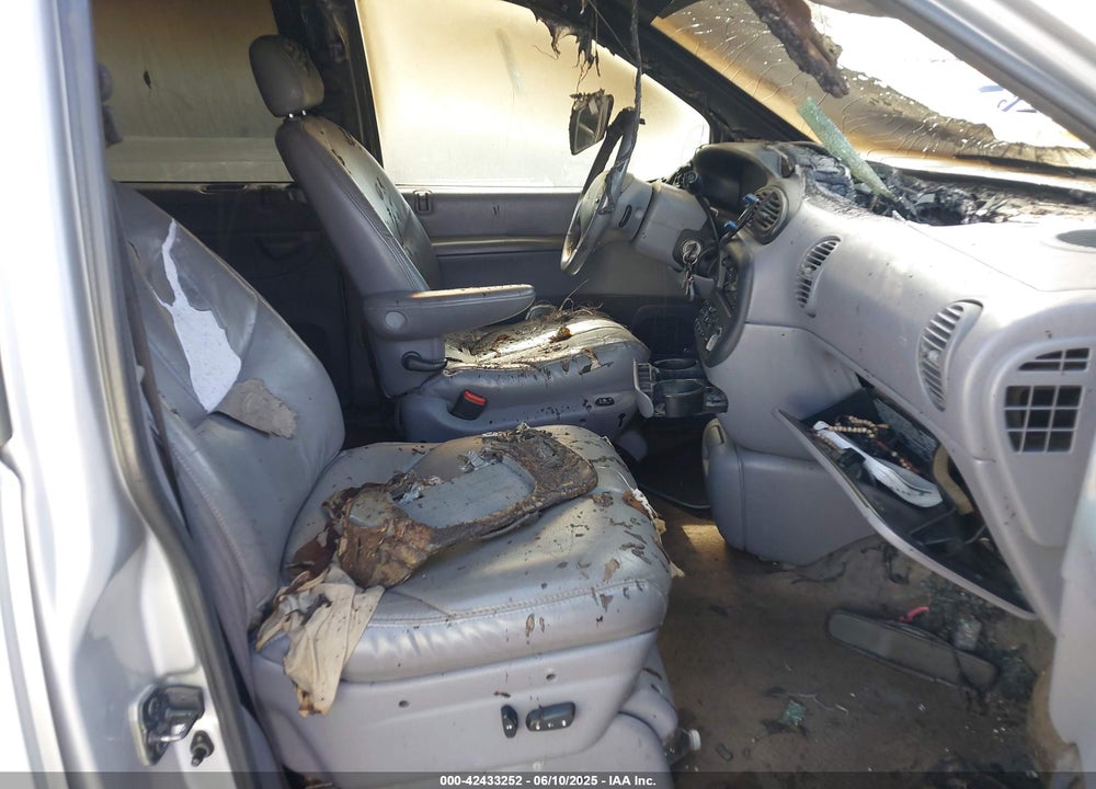 2000 DODGE GRAND CARAVAN ES VIN: 1B4GP74L1YB516789