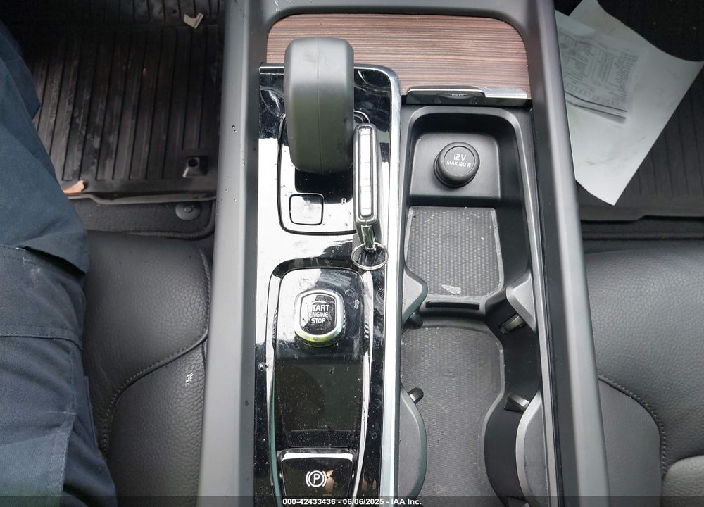 2023 VOLVO XC60 RECHARGE PLUG-IN HYBRID T8 PLUS BRIGHT THEME VIN: YV4H60DN3P1219303