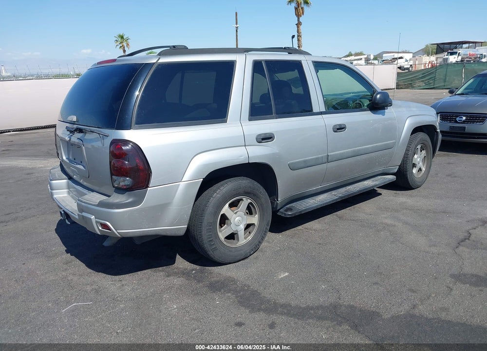 2005 CHEVROLET TRAILBLAZER LS VIN: 1GNDS13S752198075