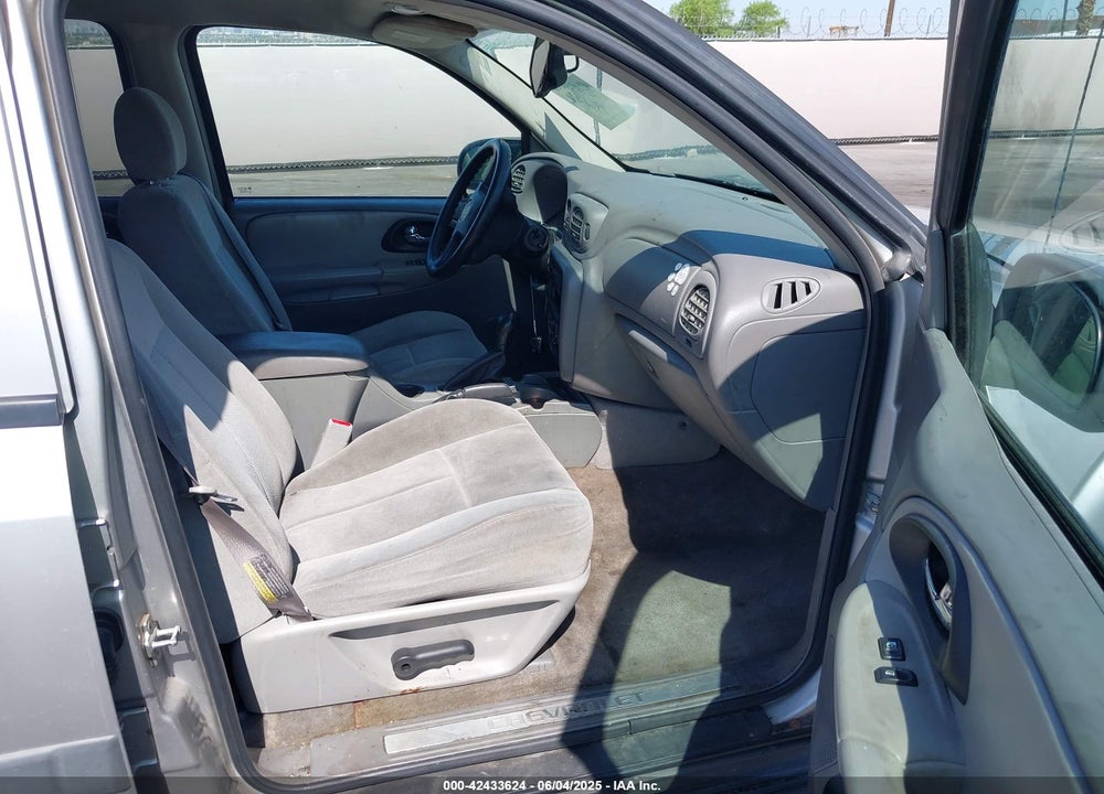 2005 CHEVROLET TRAILBLAZER LS VIN: 1GNDS13S752198075