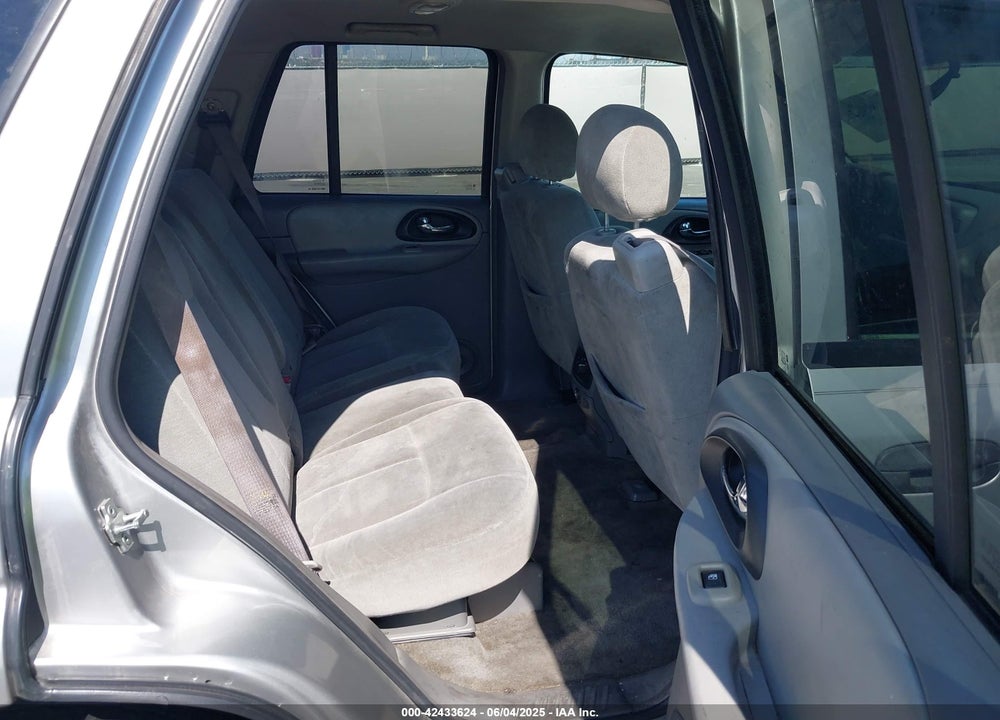 2005 CHEVROLET TRAILBLAZER LS VIN: 1GNDS13S752198075