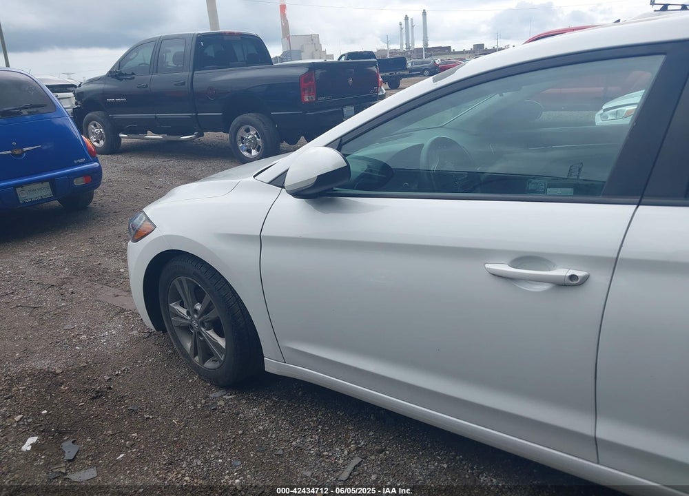 2017 HYUNDAI ELANTRA SE VIN: 5NPD84LF1HH115464