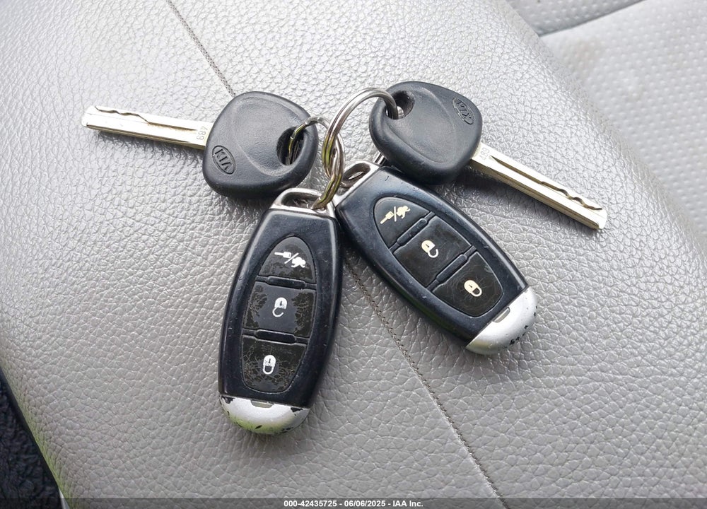 2011 KIA SORENTO VIN: 5XYKTCA13BG187496