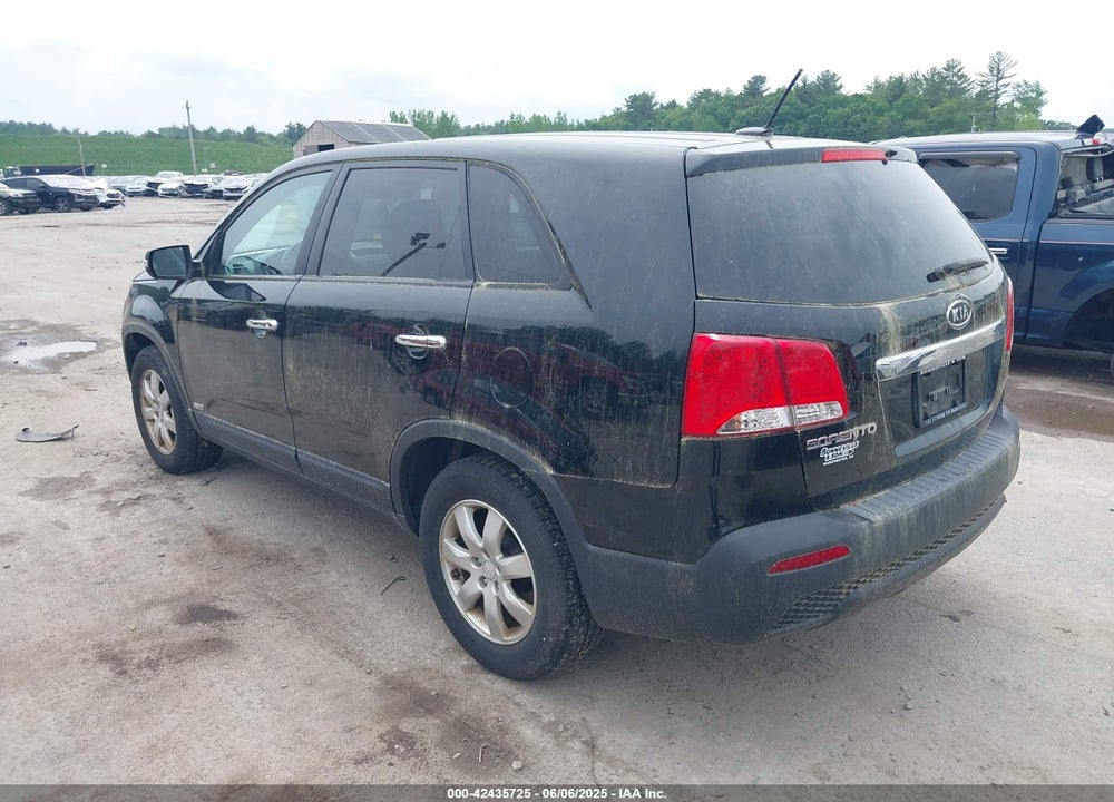 2011 KIA SORENTO VIN: 5XYKTCA13BG187496