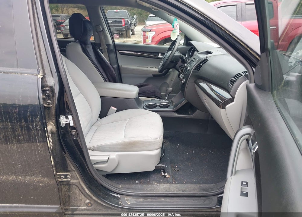 2011 KIA SORENTO VIN: 5XYKTCA13BG187496