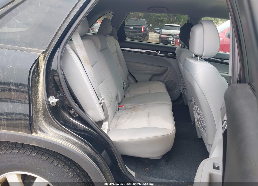 2011 KIA SORENTO VIN: 5XYKTCA13BG187496