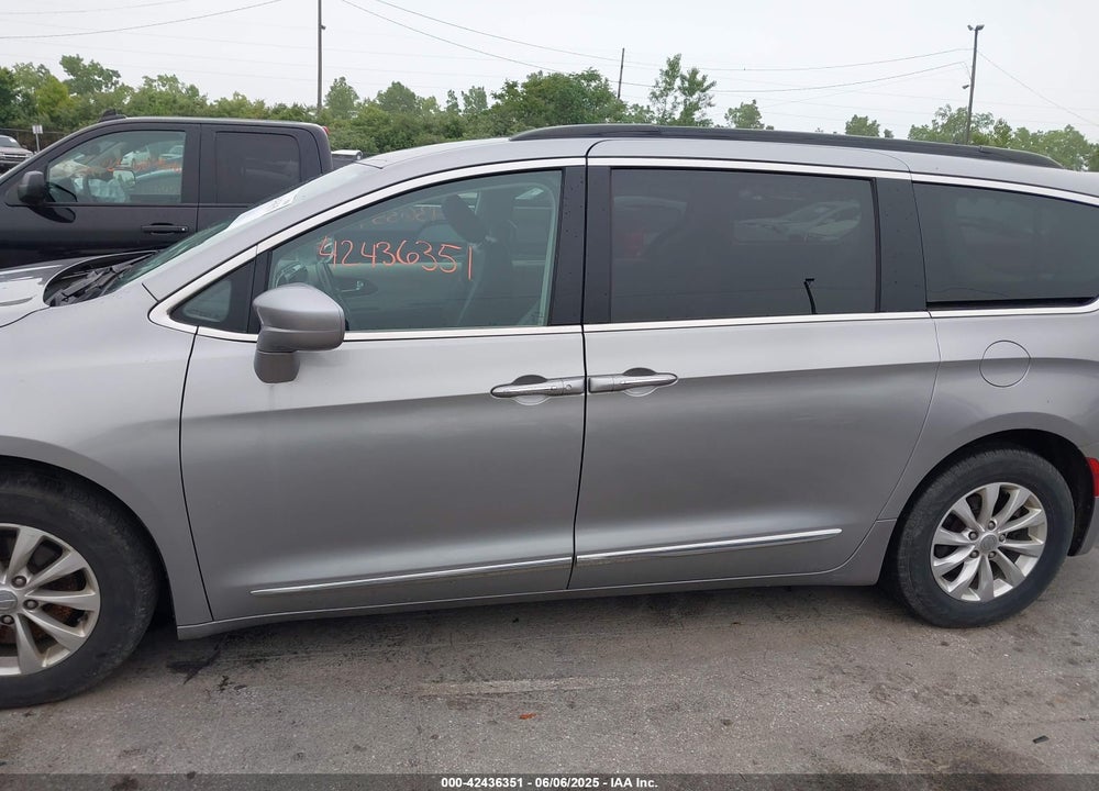 2017 CHRYSLER PACIFICA TOURING L VIN: 2C4RC1BG3HR687894