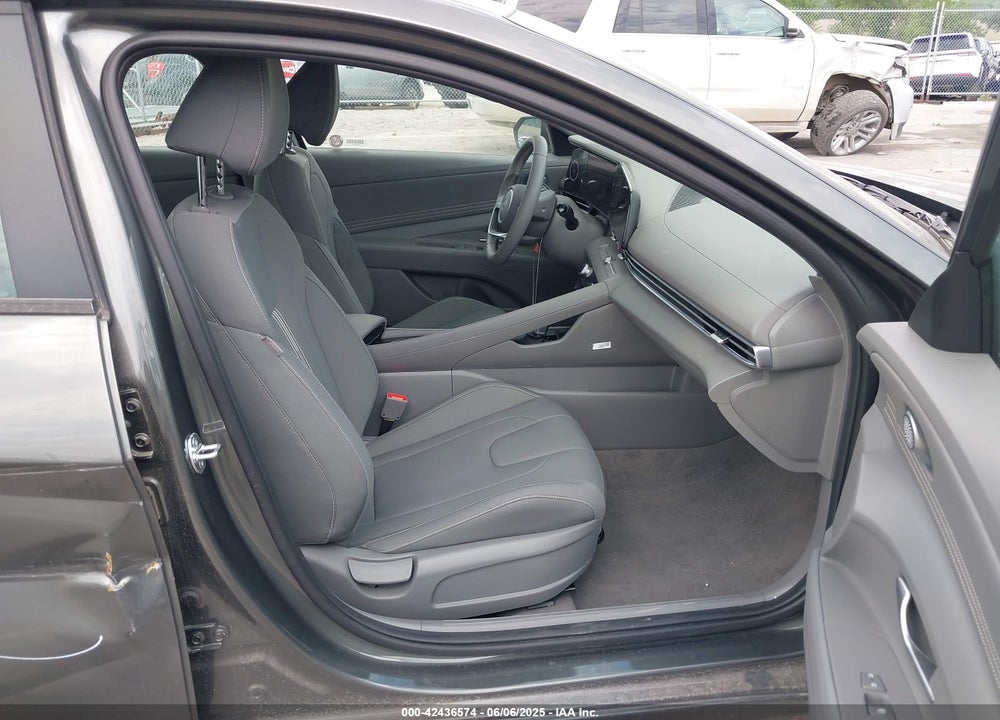 2025 HYUNDAI ELANTRA VIN: KMHLS4DG0SU949674