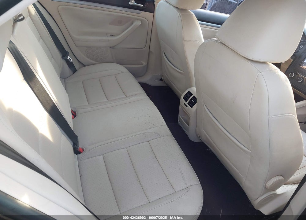 2010 VOLKSWAGEN JETTA VIN: 3VWRX7AJ7AM135989