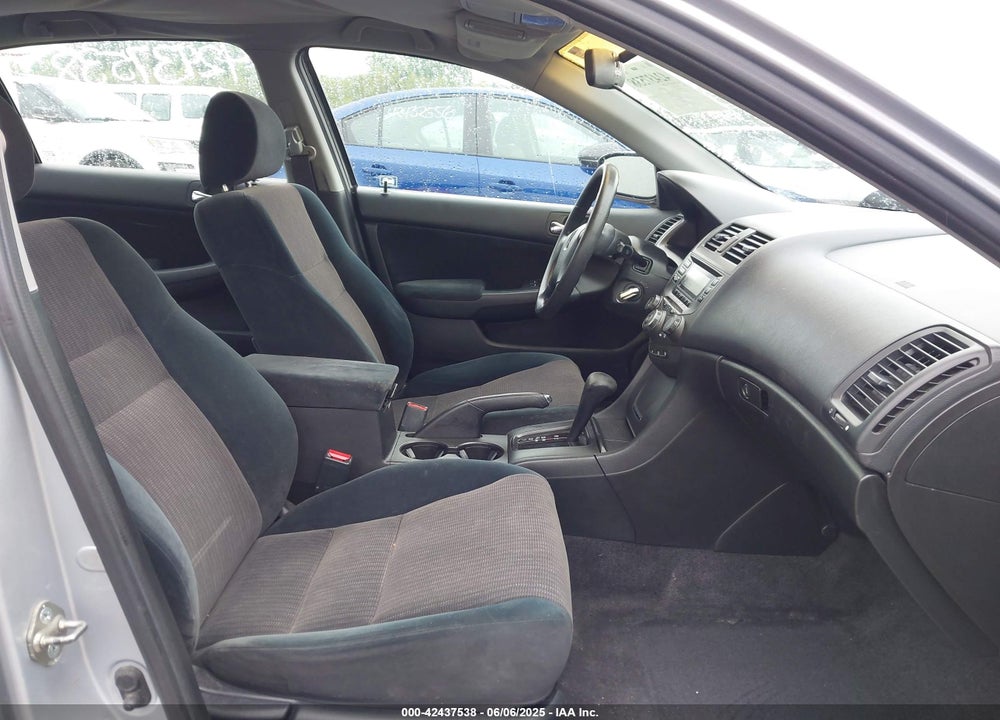 2003 HONDA ACCORD 2.4 LX VIN: 1HGCM563X3A033880