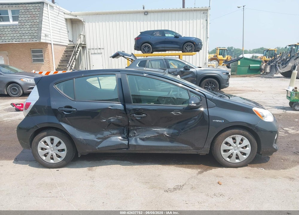 2013 TOYOTA PRIUS C VIN: JTDKDTB3XD1546083