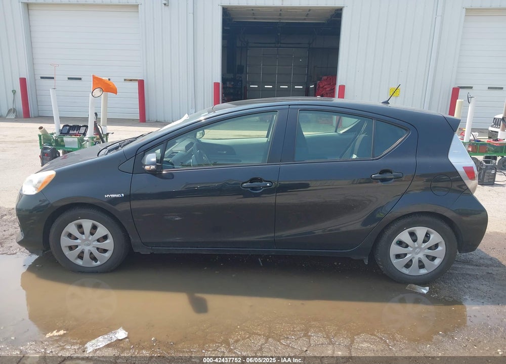2013 TOYOTA PRIUS C VIN: JTDKDTB3XD1546083