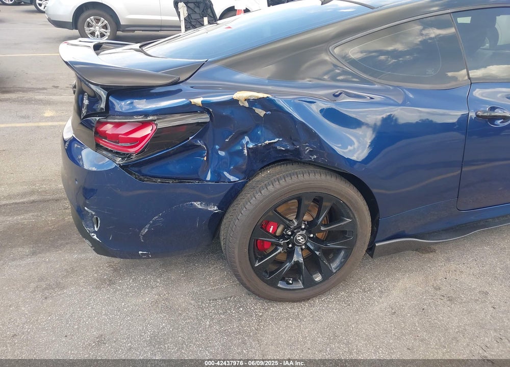 2015 HYUNDAI GENESIS VIN: KMHHU6KJ2FU123585