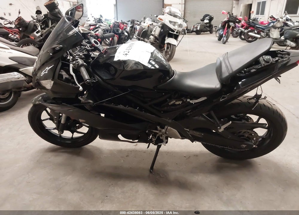 2023 YAMAHA YZFR3 A VIN: MH3RH18Y4PK010952