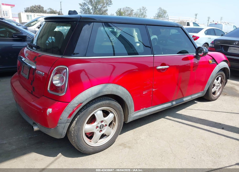 2011 MINI COOPER VIN: WMWSU3C54BT098017