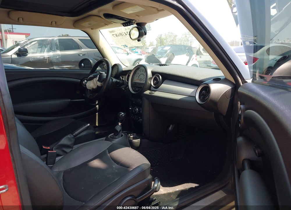 2011 MINI COOPER VIN: WMWSU3C54BT098017