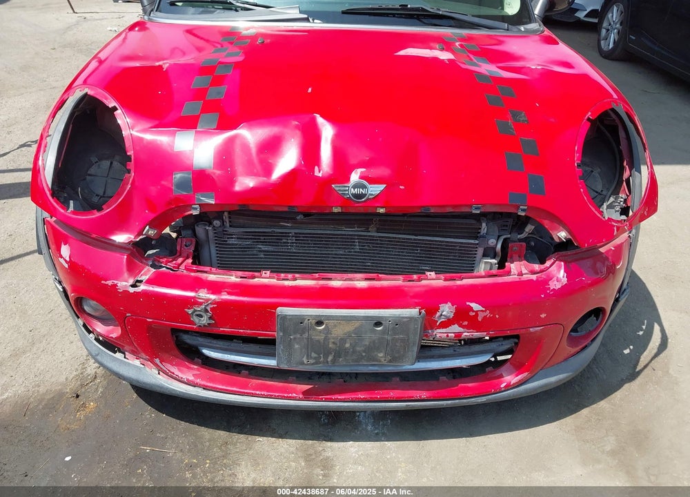 2011 MINI COOPER VIN: WMWSU3C54BT098017