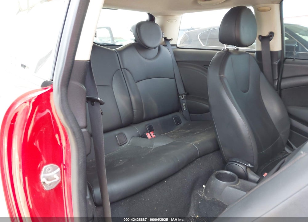 2011 MINI COOPER VIN: WMWSU3C54BT098017