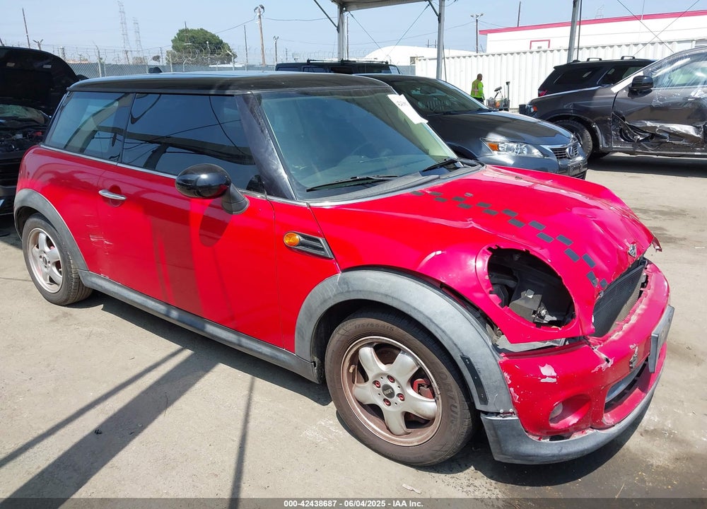 2011 MINI COOPER VIN: WMWSU3C54BT098017