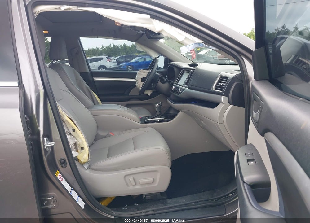 2017 TOYOTA HIGHLANDER VIN: 5TDJZRFH6HS417613