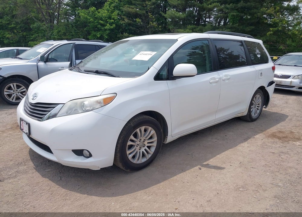 2011 TOYOTA SIENNA XLE V6 VIN: 5TDYK3DC9BS039639