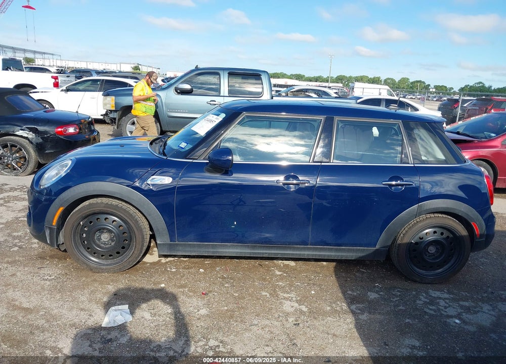 2016 MINI COOPER VIN: WMWXU3C51G2D31101