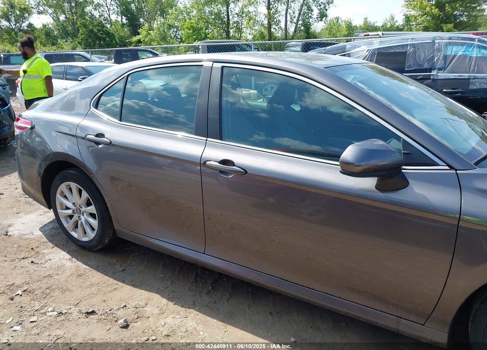 2019 TOYOTA CAMRY LE VIN: 4T1B11HK8KU830802