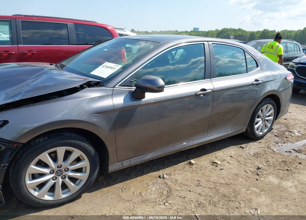 2019 TOYOTA CAMRY LE VIN: 4T1B11HK8KU830802