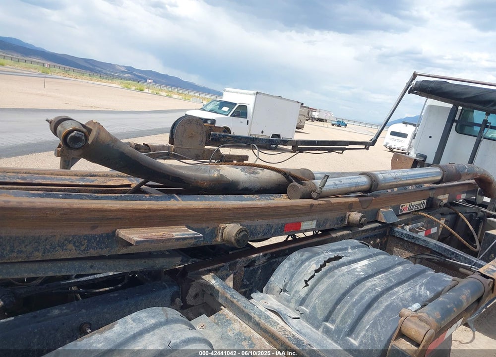 2016 PETERBILT 567 VIN: 1NPCL70X9GD371325